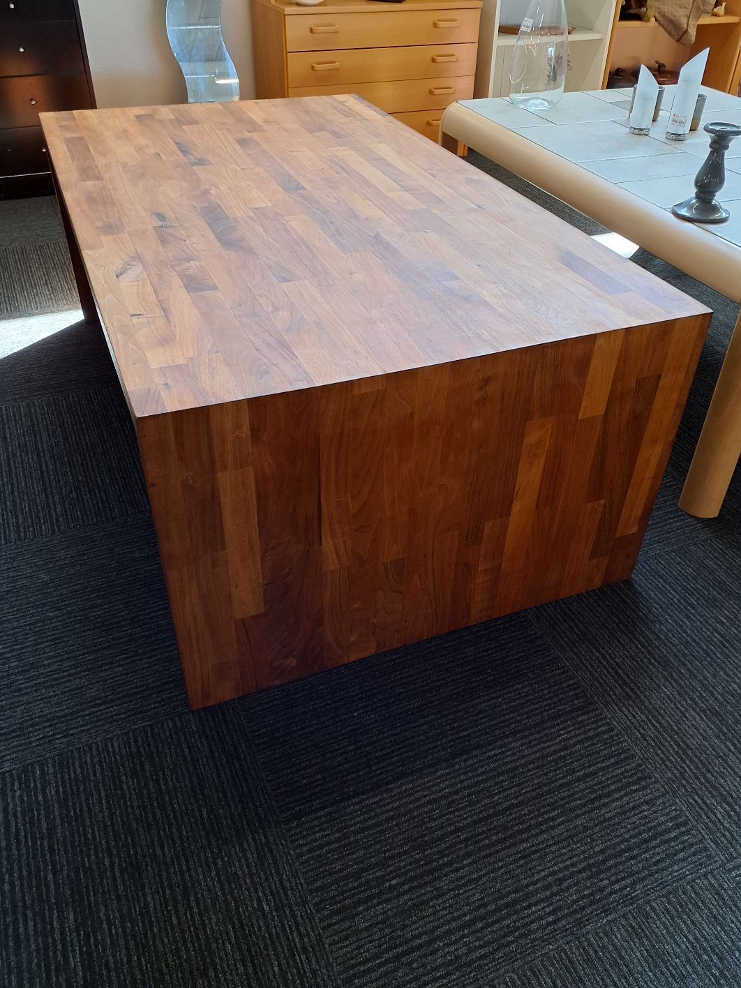 Sofabord med lukkede ender i massiv træ.